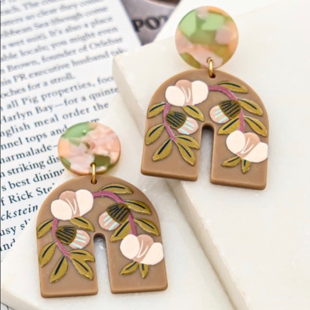 Tan color light weight Acorn arch acrylic fashion earrings